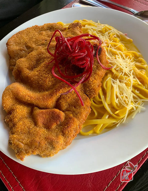 Milanesa apanado con fetuccini a la huancaína