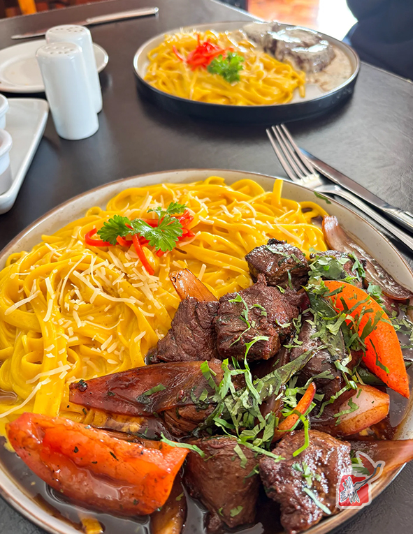 Lomo saltado con fettuccini a la huancaína
